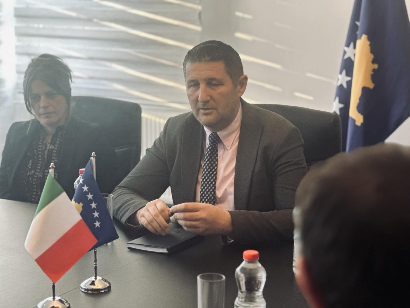 Drejtori i përgjithshëm pret në takim ambasadorin Italian në Kosovë  