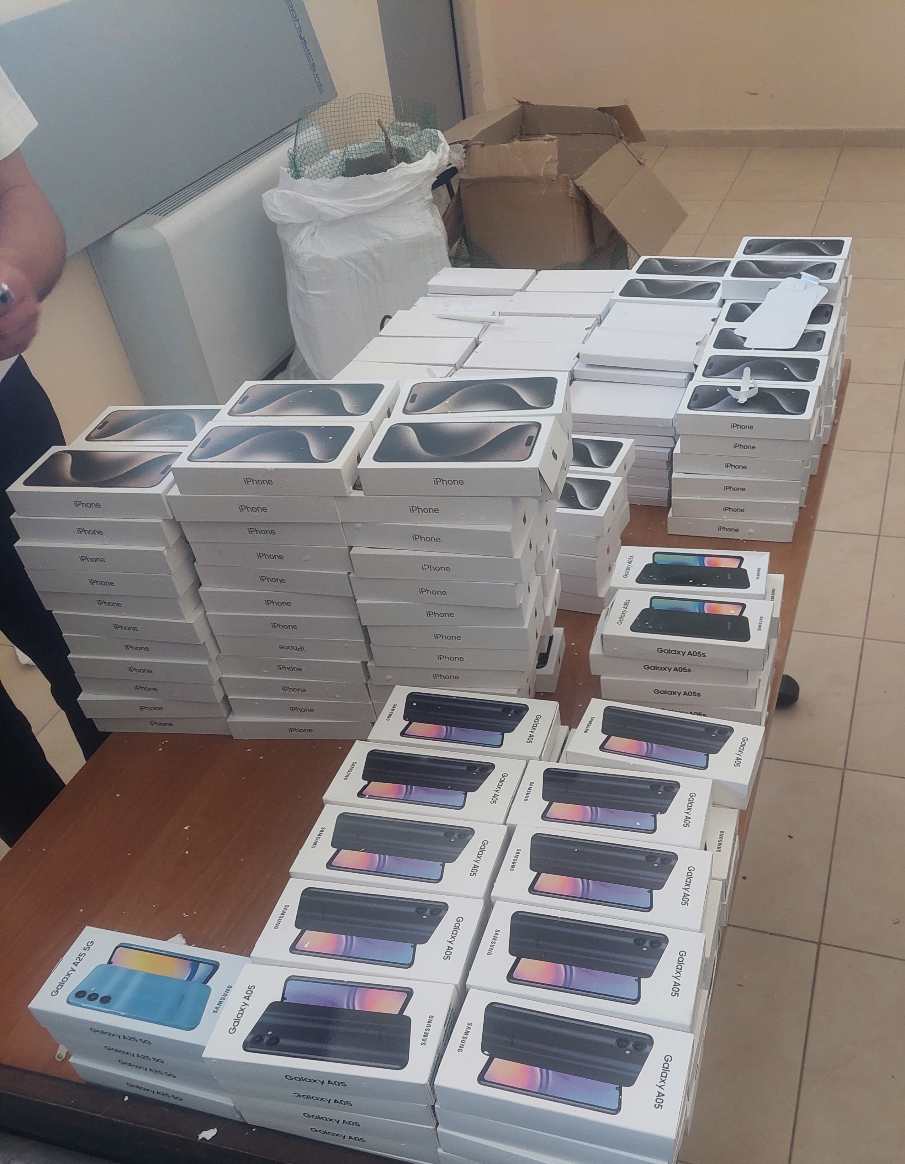Zbulohet sasia më e madhe e telefonave gjatë tentim kontrabandimit, vlera kalon 250,000 mijë euro