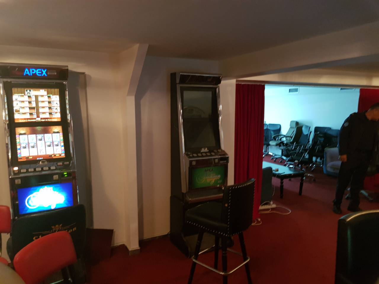 Dogana konfiskon tavolinat e pokerit ilegal