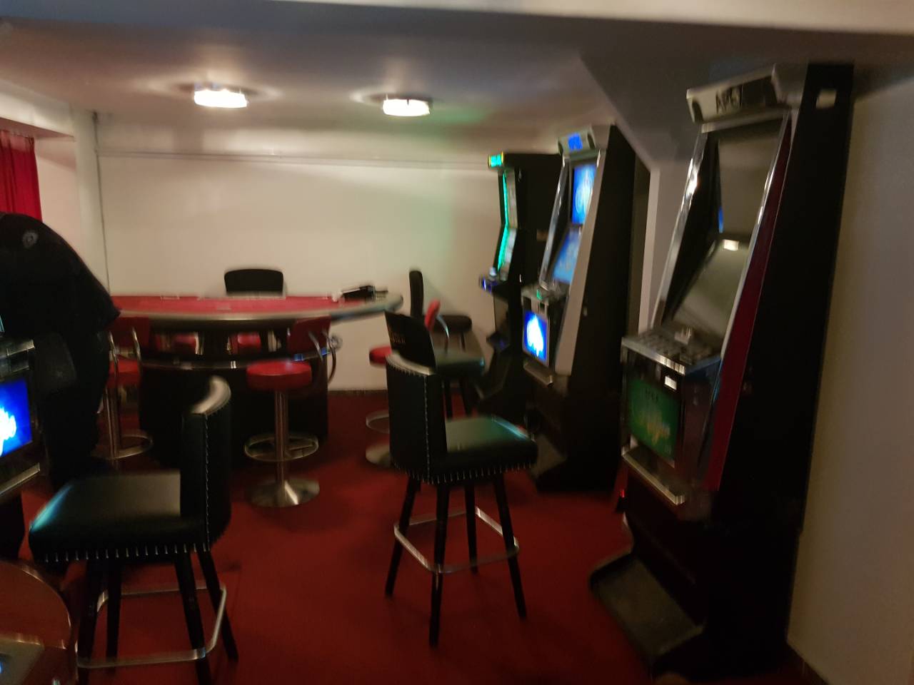 Dogana konfiskon tavolinat e pokerit ilegal