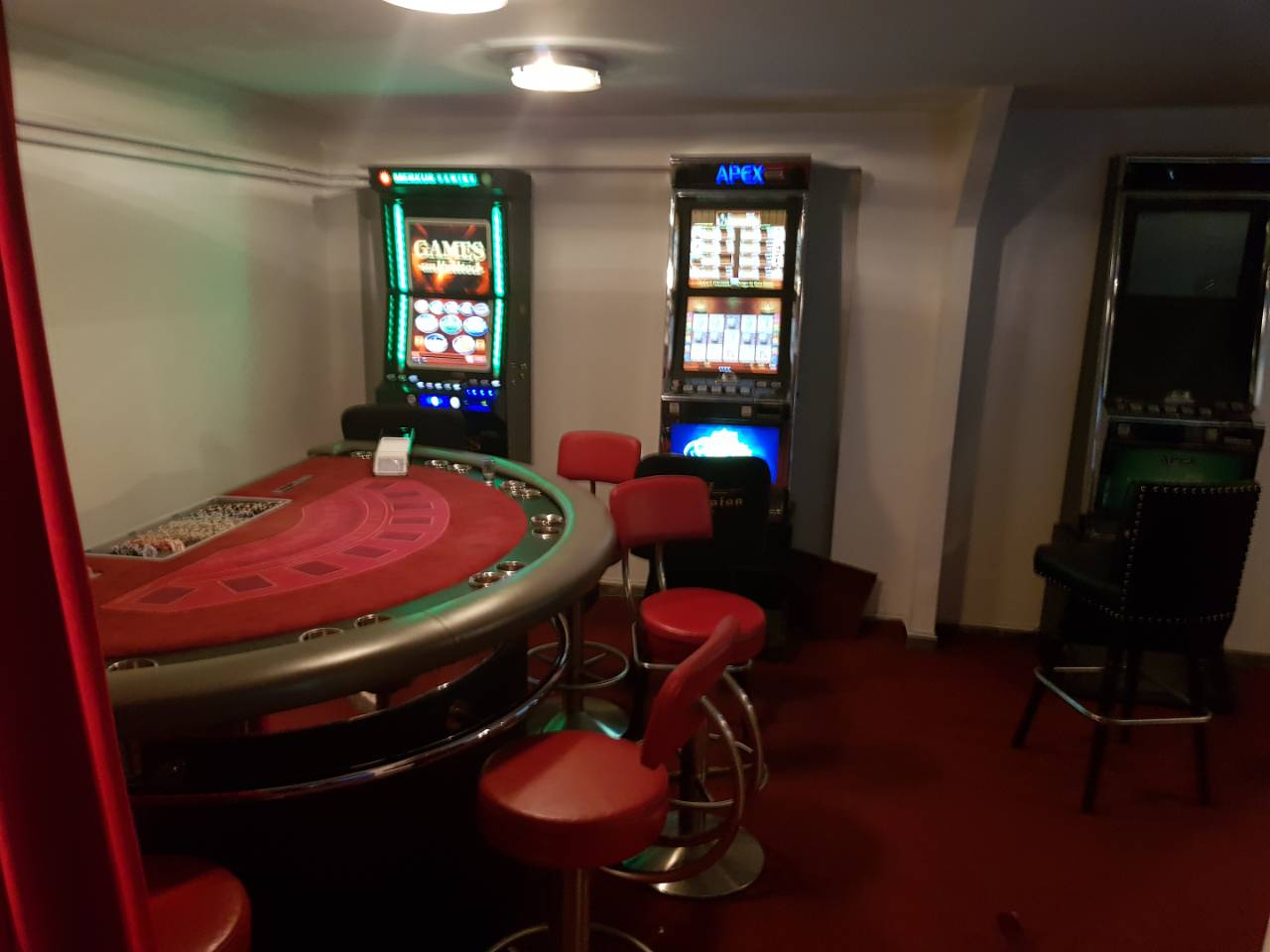 Dogana konfiskon tavolinat e pokerit ilegal