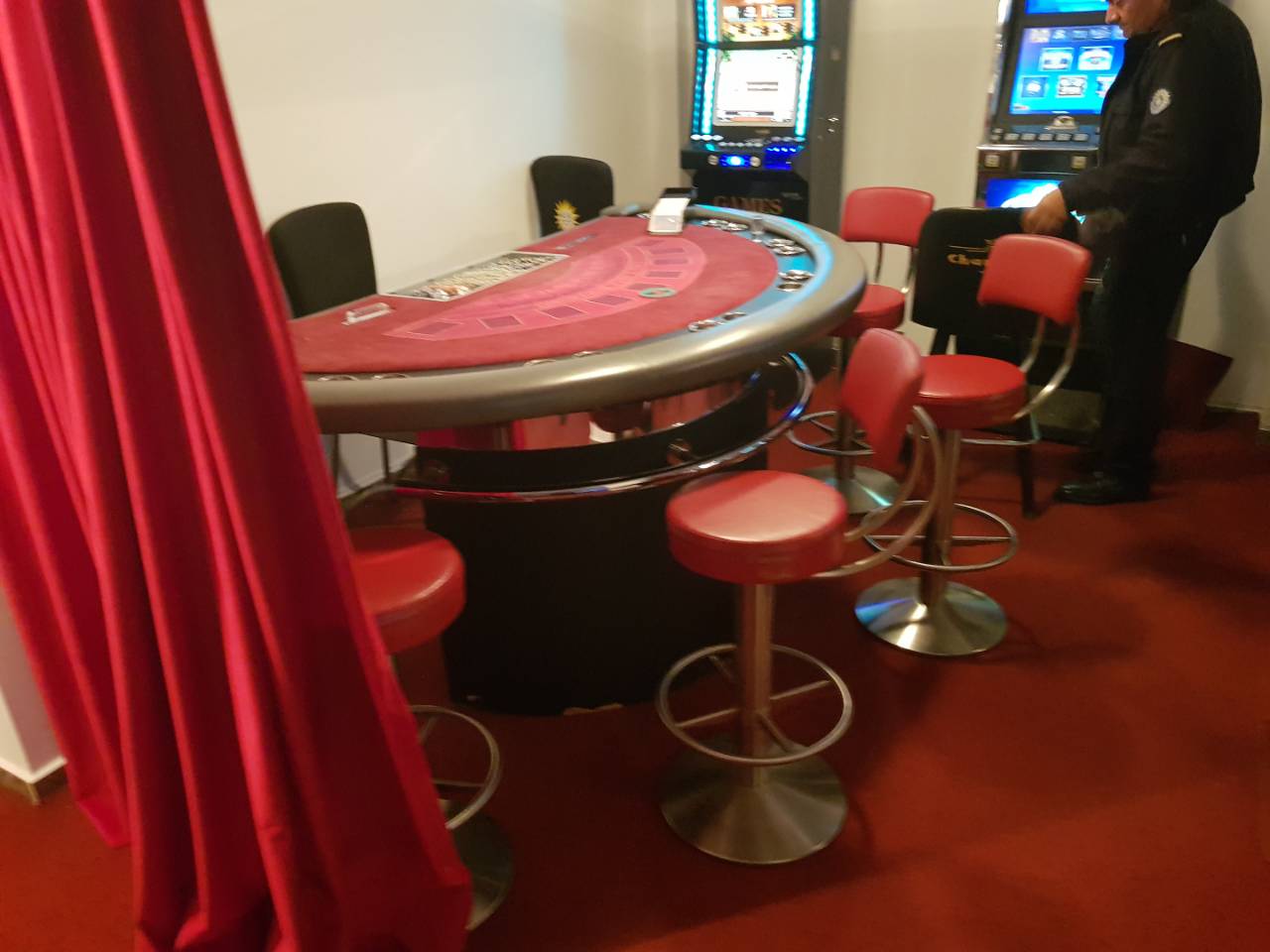Dogana konfiskon tavolinat e pokerit ilegal