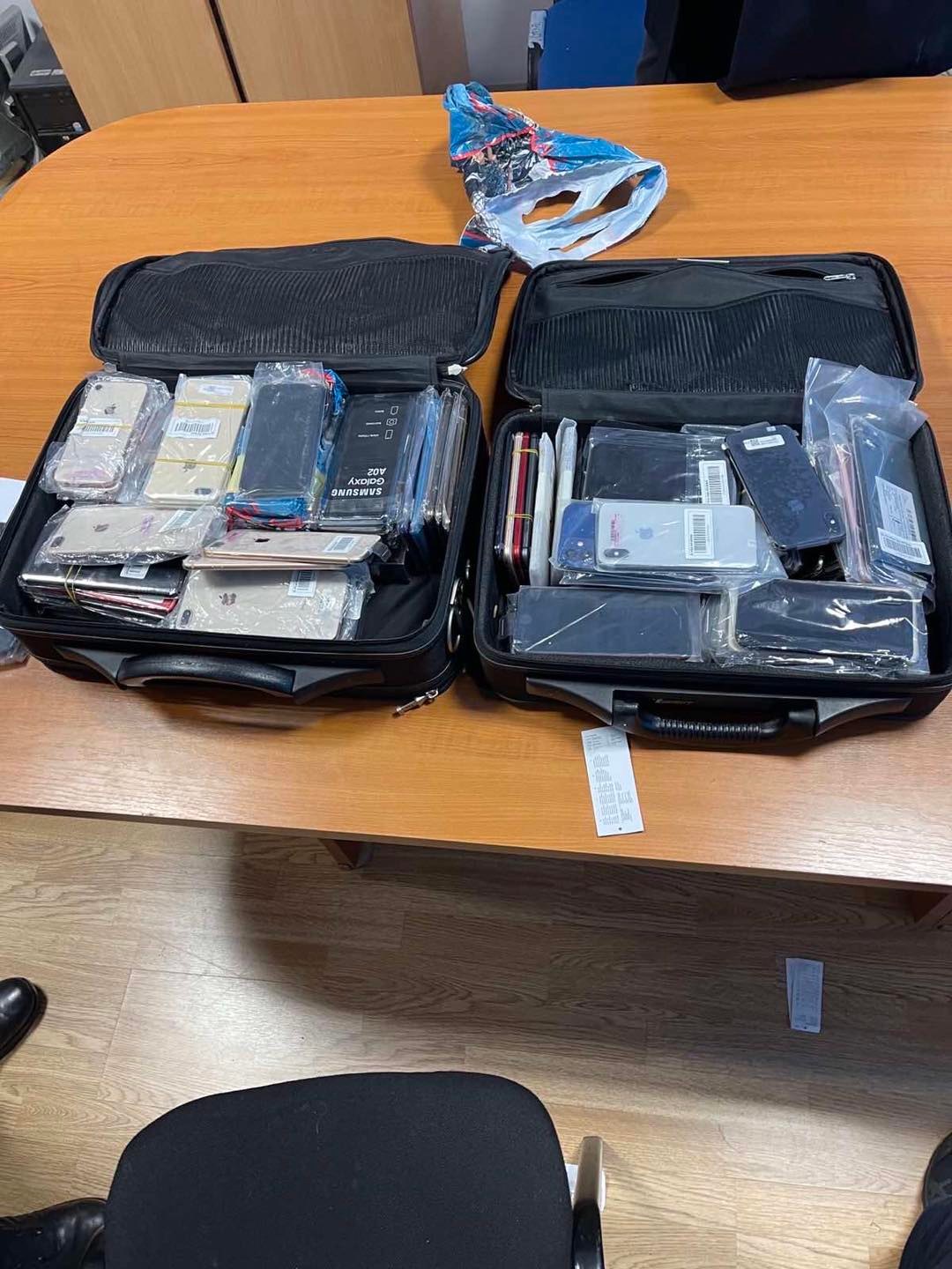 Dogana kontrollon 6 lokacione dhe konfiskon rreth 200 telefona të menqur