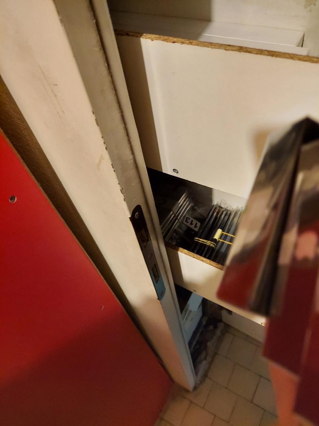 Dogana kontrollon 6 lokacione dhe konfiskon rreth 200 telefona të menqur
