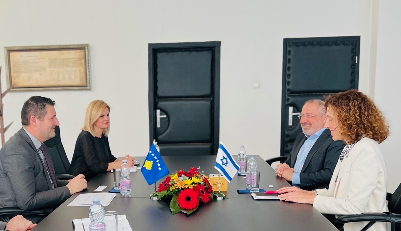 Ambasadorja izraelite viziton Doganën e Kosovës
